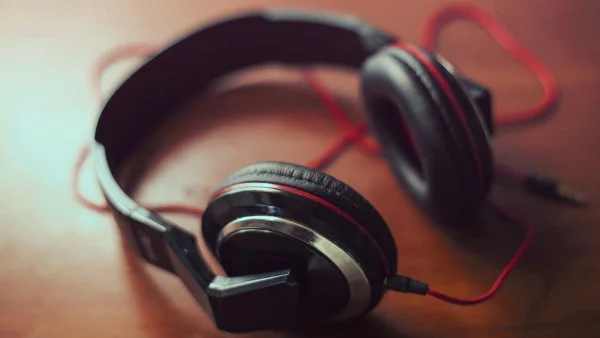 Earphones Vs. Headphones - Which Is The Best And Safest To Buy