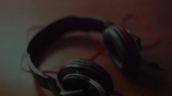 Silent Offices, Loud Ideas: How Noise-Canceling Headphones Boost Productivity