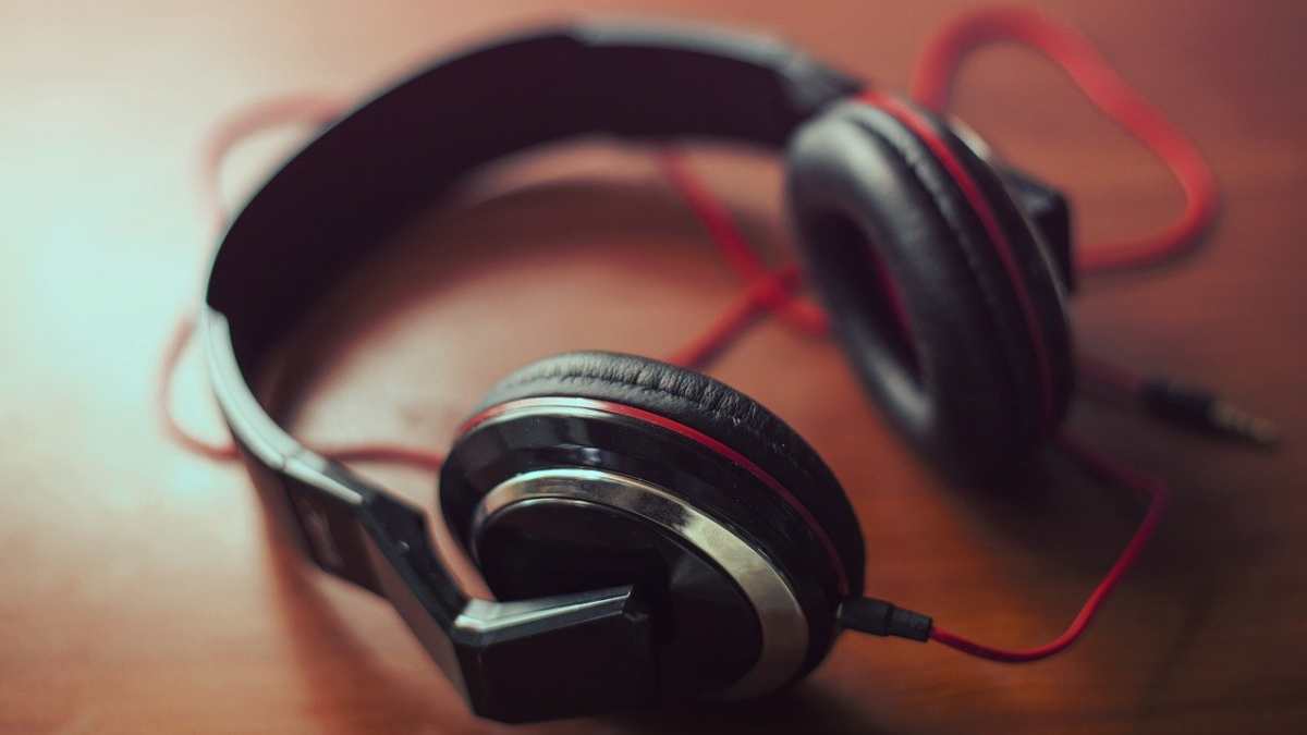 Earphones Vs. Headphones – Which Is The Best And Safest To Buy
